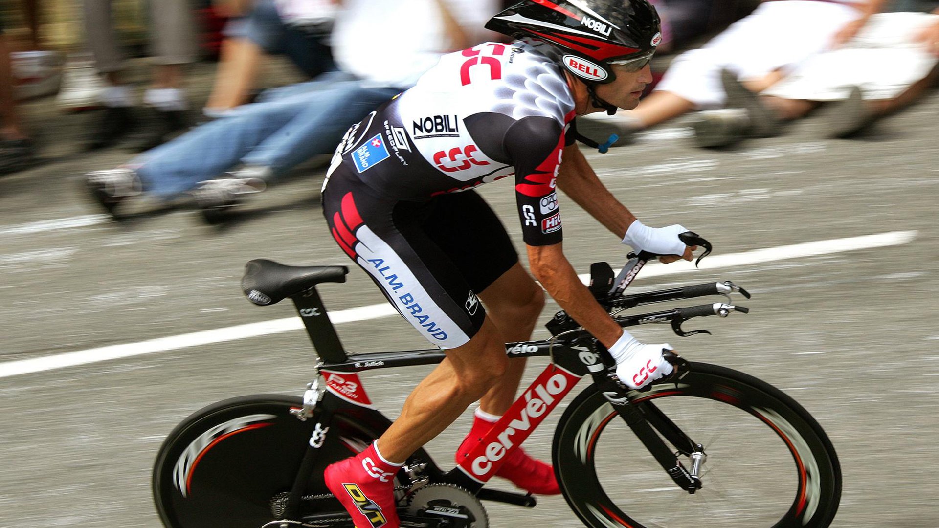 开云官网2026-血与火的银石独奏,当迈凯伦的橙色闪电撕裂红牛二队的银翼,汉密尔顿在时光尽头加冕为王